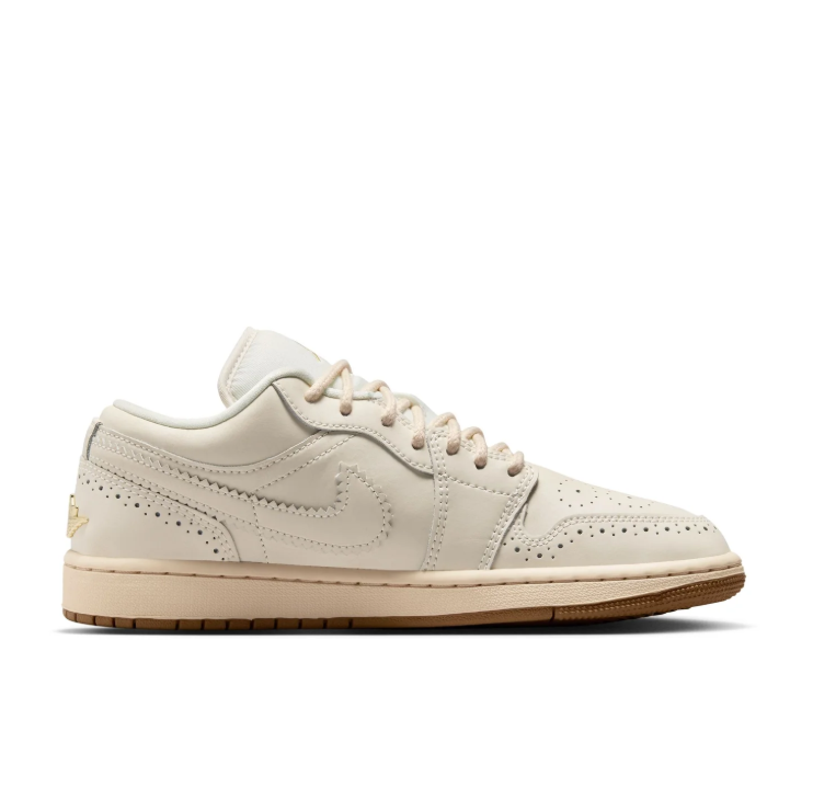 Jordan Low-Top Sneakers - Off-White / Gold / Gum