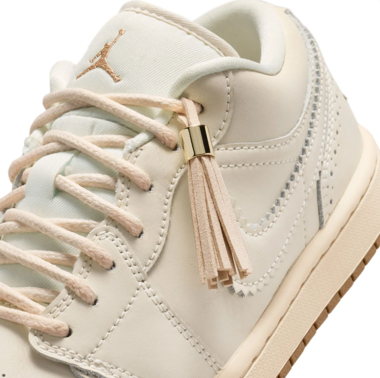 Jordan Low-Top Sneakers - Off-White / Gold / Gum