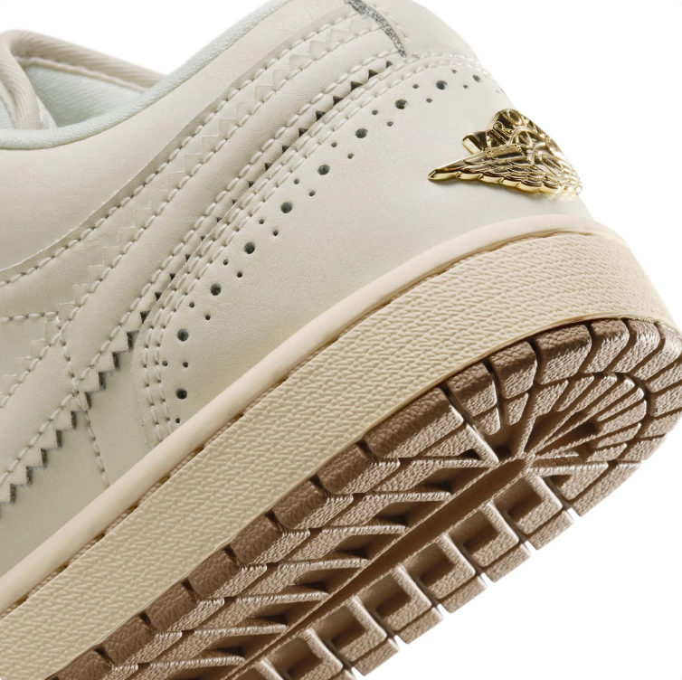 Jordan Low-Top Sneakers - Off-White / Gold / Gum