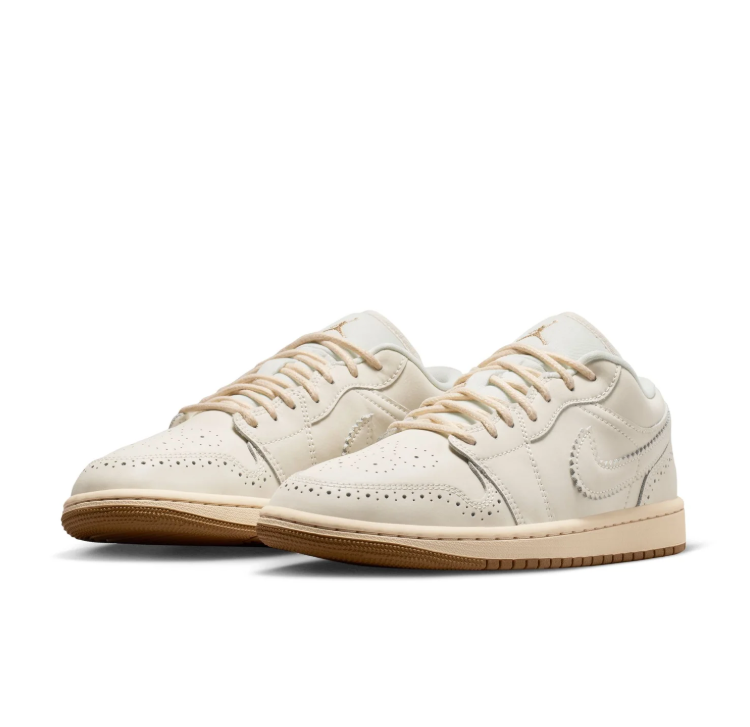 Jordan Low-Top Sneakers - Off-White / Gold / Gum