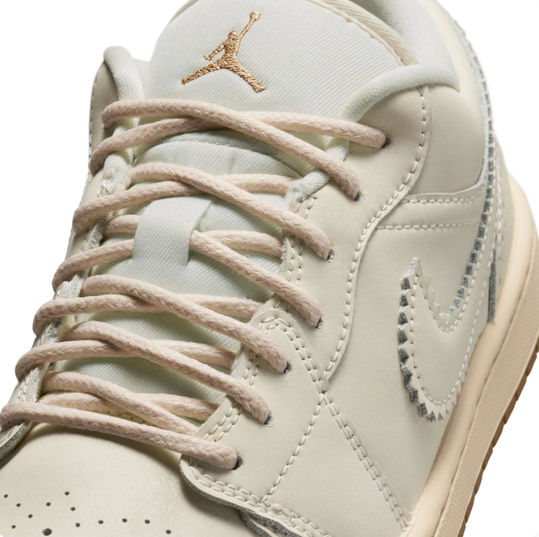 Jordan Low-Top Sneakers - Off-White / Gold / Gum